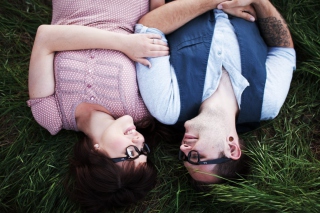 Nice Couple In Glasses - Obrázkek zdarma pro Samsung Galaxy S 4G