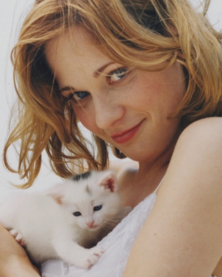 Zooey Deschanel Holding Kitty - Obrázkek zdarma pro 750x1334