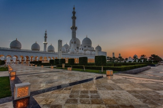 Sheikh Zayed Grand Mosque in Abu Dhabi - Obrázkek zdarma pro Nokia Asha 302