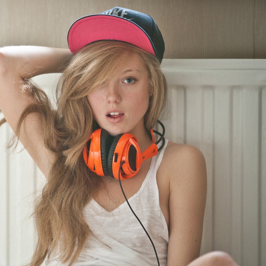 Blonde With Headphones wallpaper 1024x1024