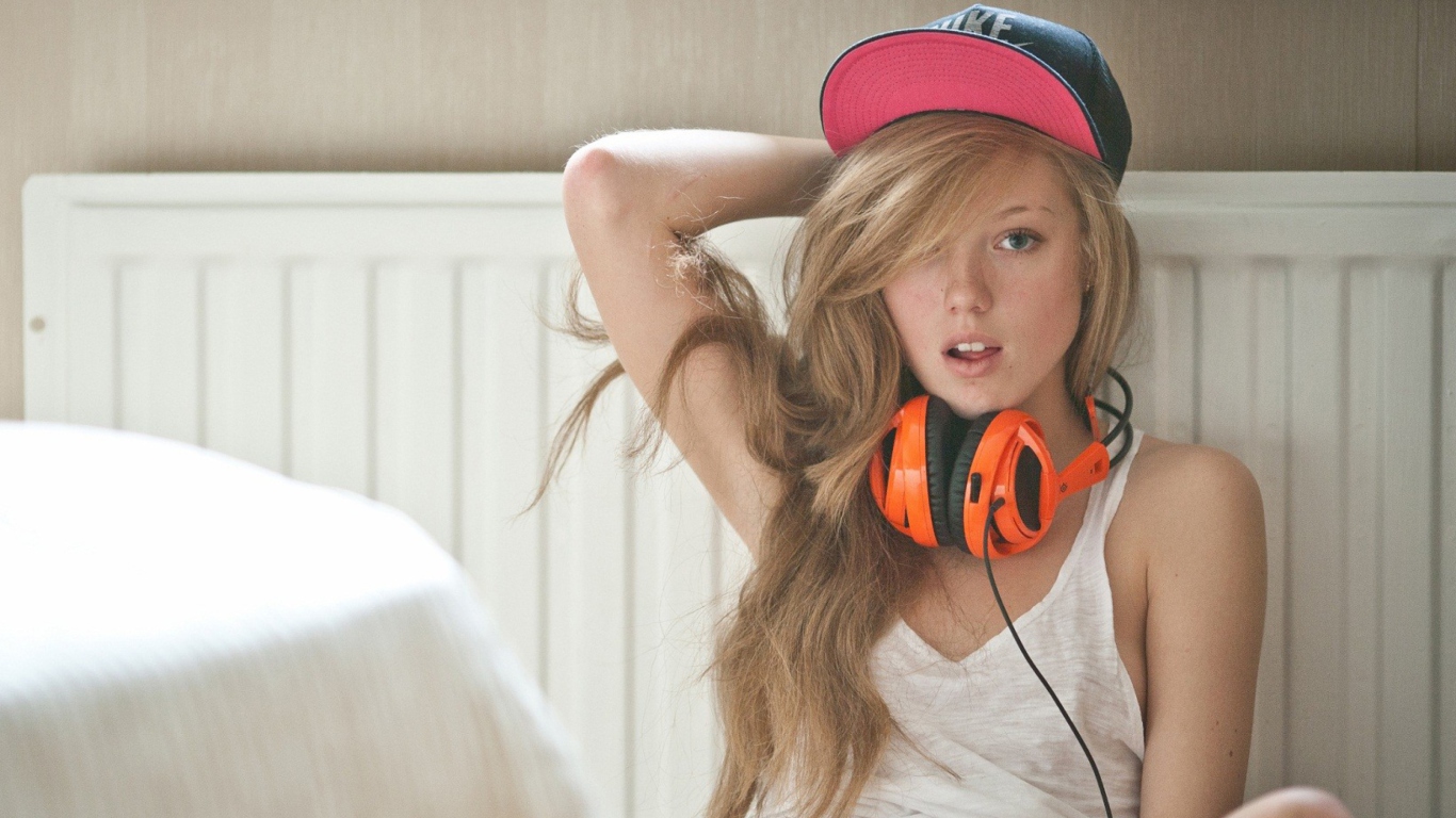 Sfondi Blonde With Headphones 1366x768