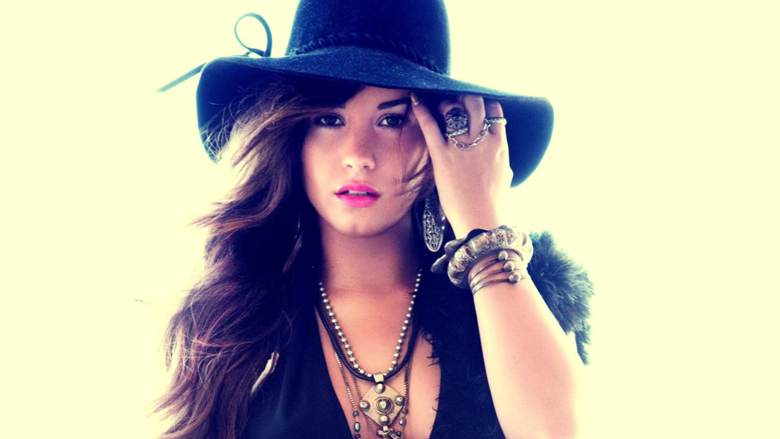 Screenshot №1 pro téma Demi Lovato 1600x900