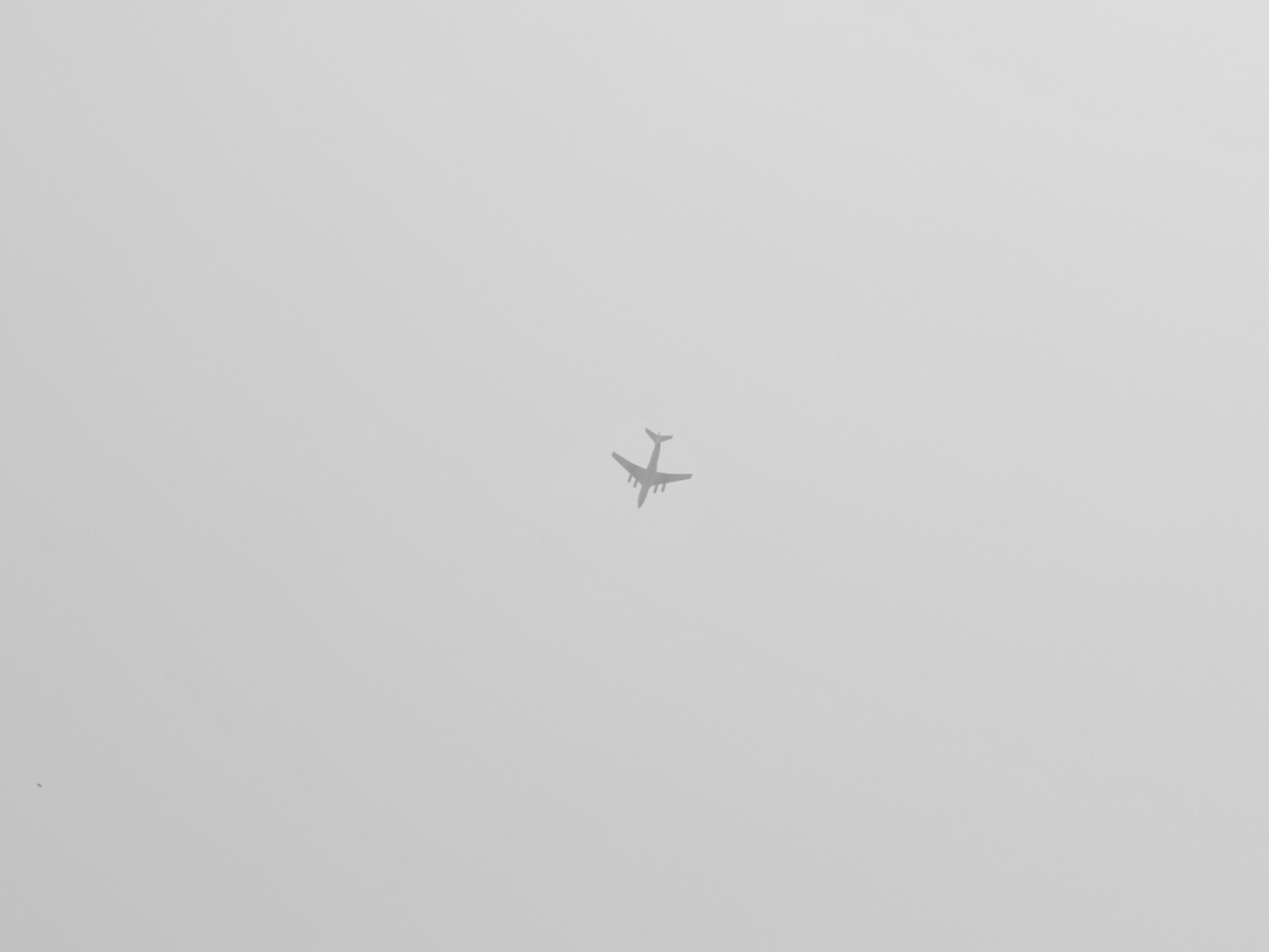 Fondo de pantalla Airplane High In The Sky 1600x1200