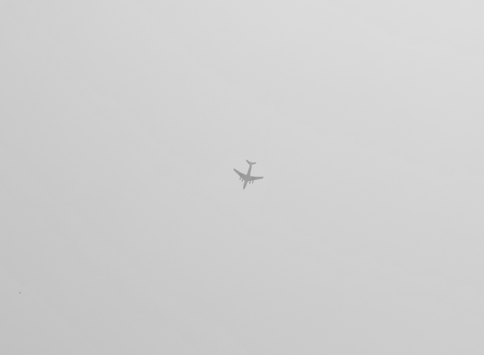 Fondo de pantalla Airplane High In The Sky 1920x1408