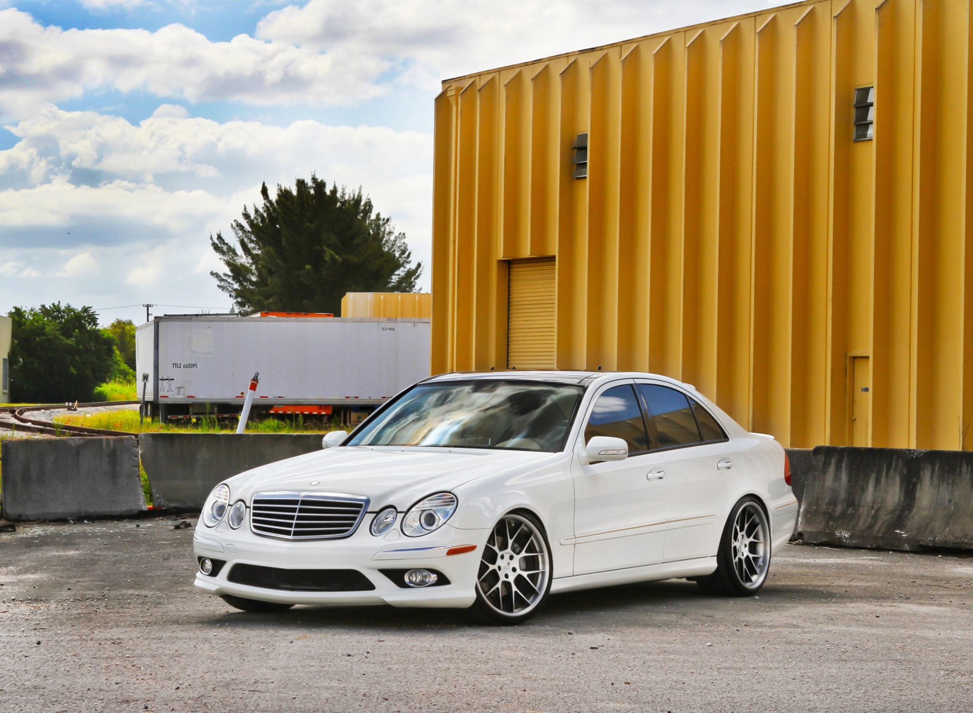 Mercedes Benz E350 screenshot #1 1920x1408