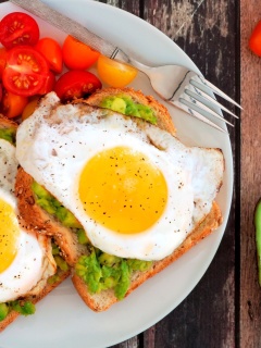 Fondo de pantalla Breakfast avocado and fried egg 240x320