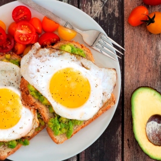 Kostenloses Breakfast avocado and fried egg Wallpaper für iPad