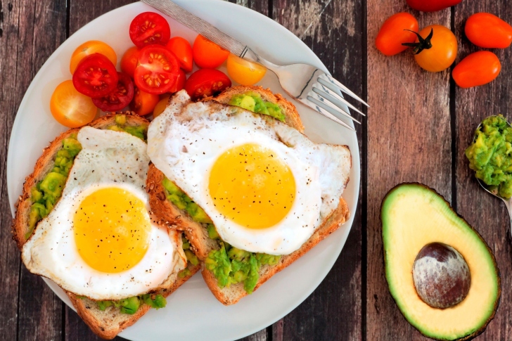 Breakfast avocado and fried egg wallpaper