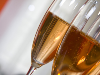 Fondo de pantalla Rose champagne in glass 320x240