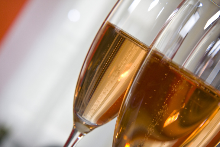 Rose champagne in glass wallpaper