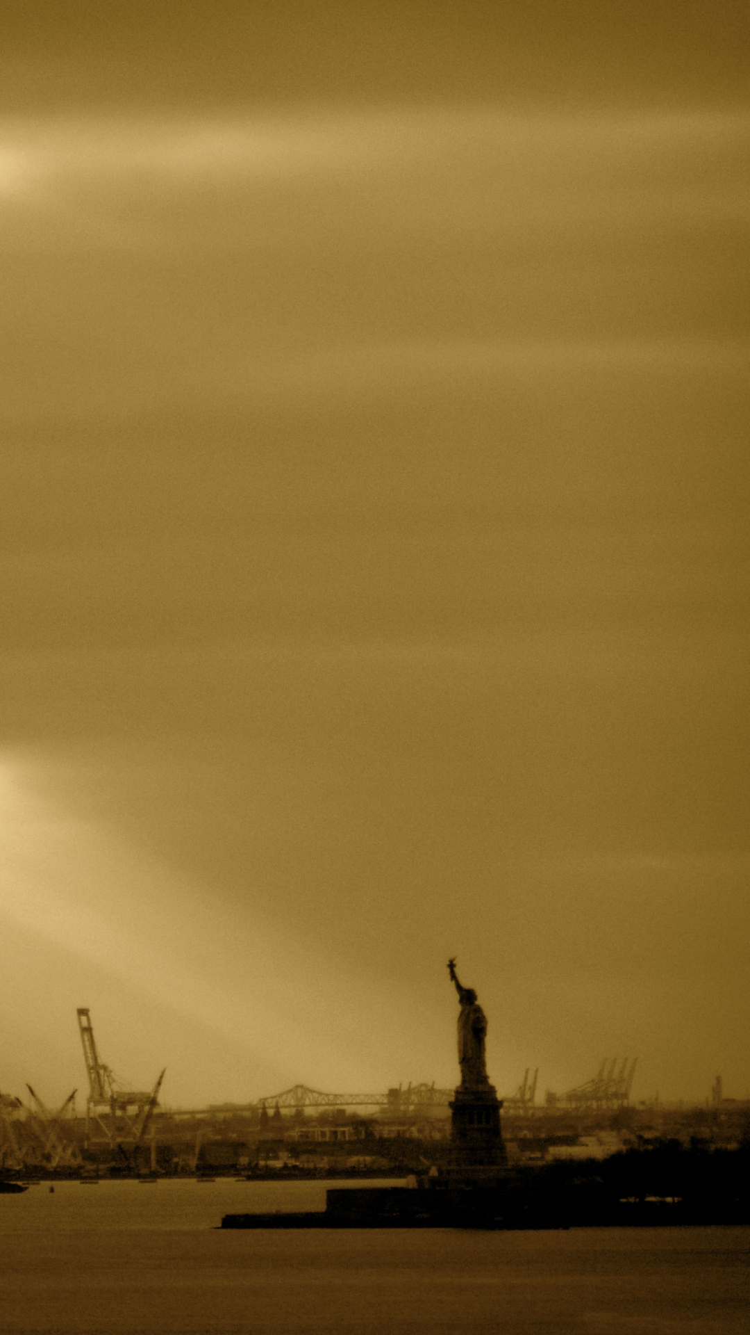 Fondo de pantalla Statue Of Liberty In Sunshine 1080x1920