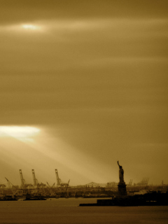 Screenshot №1 pro téma Statue Of Liberty In Sunshine 240x320