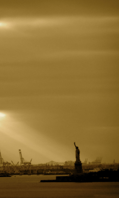 Sfondi Statue Of Liberty In Sunshine 480x800