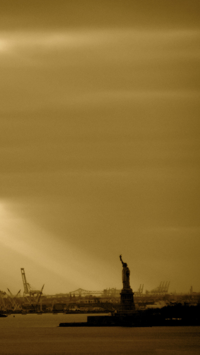 Fondo de pantalla Statue Of Liberty In Sunshine 640x1136