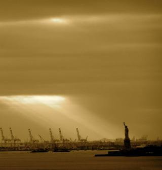 Kostenloses Statue Of Liberty In Sunshine Wallpaper für 208x208