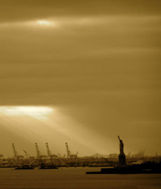 Statue Of Liberty In Sunshine - Obrázkek zdarma pro Nokia Asha 306