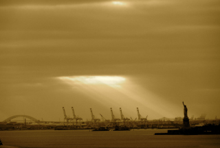Statue Of Liberty In Sunshine - Obrázkek zdarma pro Sony Xperia Z