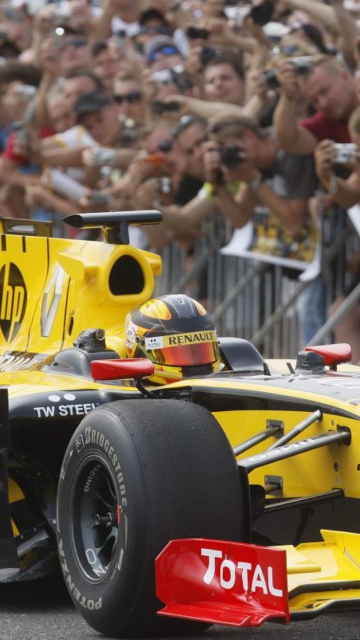 N-Gine Renault F1 Team Show, Robert Kubica screenshot #1 360x640