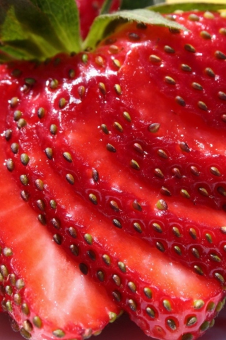 Sfondi Sliced Strawberries 320x480