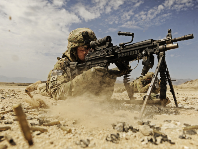 Soldier with M60 machine gun wallpaper 640x480
