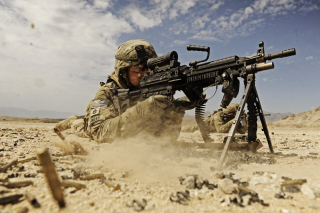 Kostenloses Soldier with M60 machine gun Wallpaper für Samsung Galaxy S6 Active