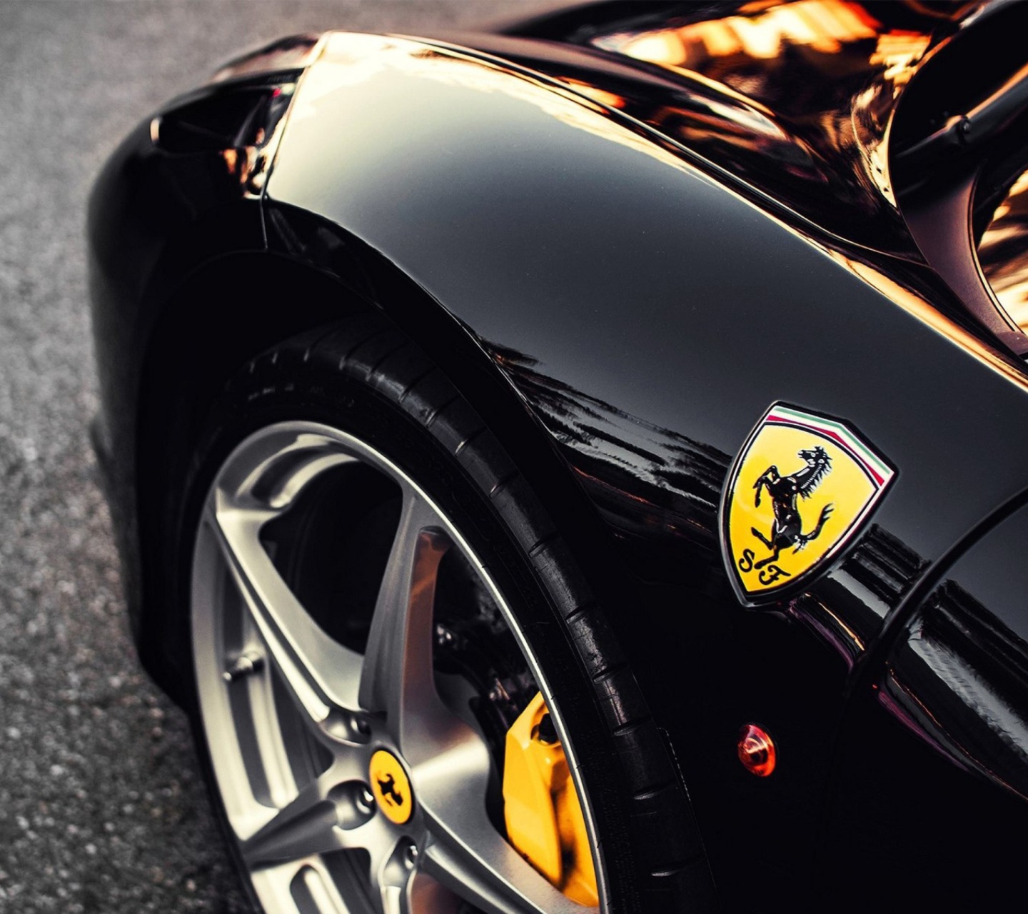 Das Black Ferrari With Yellow Emblem Wallpaper 1440x1280