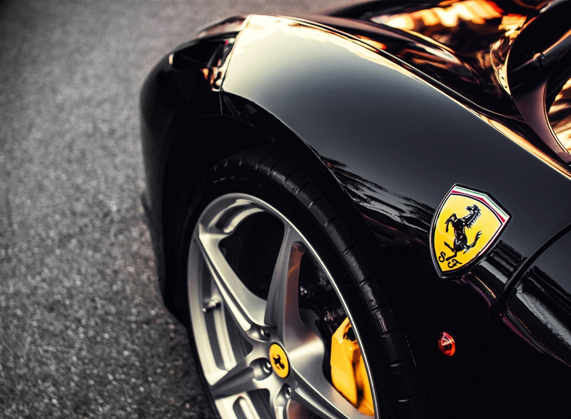 Das Black Ferrari With Yellow Emblem Wallpaper 1920x1408