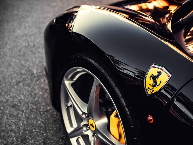 Das Black Ferrari With Yellow Emblem Wallpaper 640x480