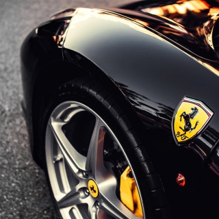 Black Ferrari With Yellow Emblem sfondi gratuiti per 1024x1024