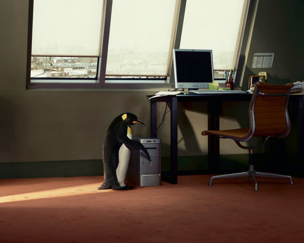 Обои Penguin and Computer 1280x1024