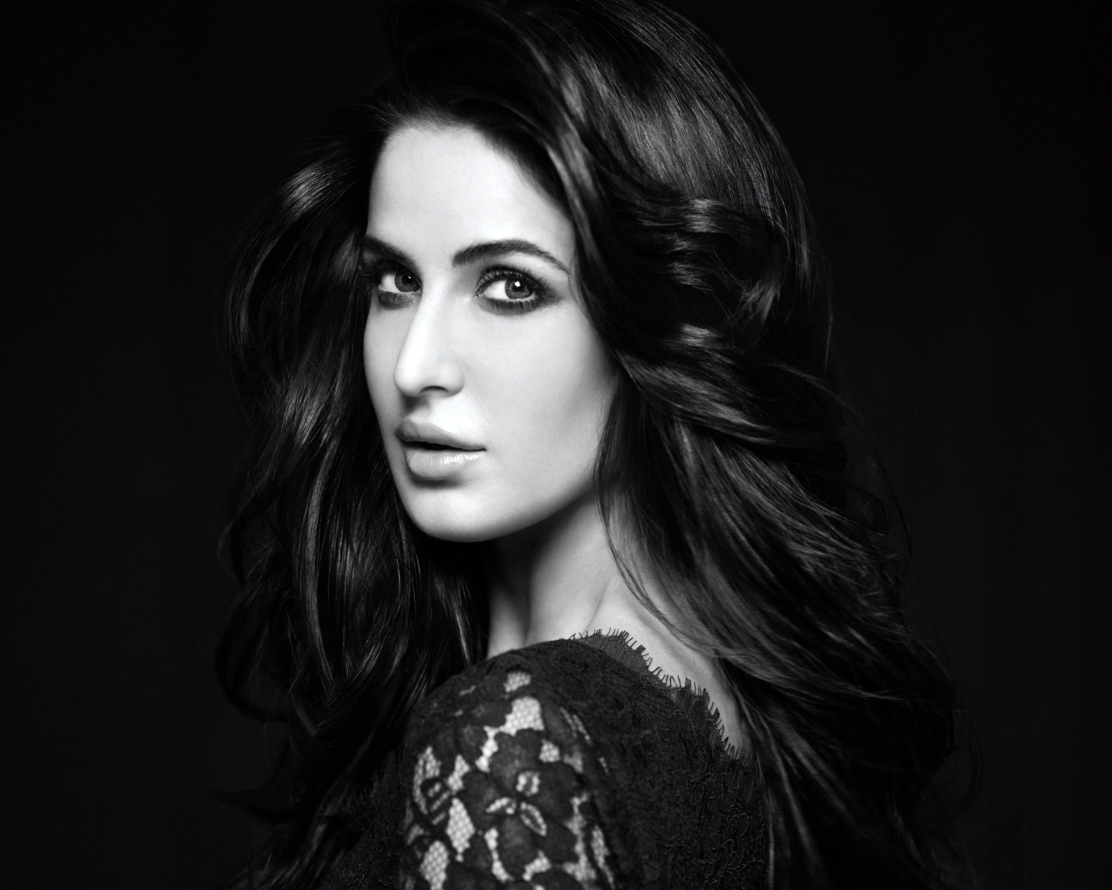 Katrina Kaif 2014 Black And White wallpaper 1600x1280