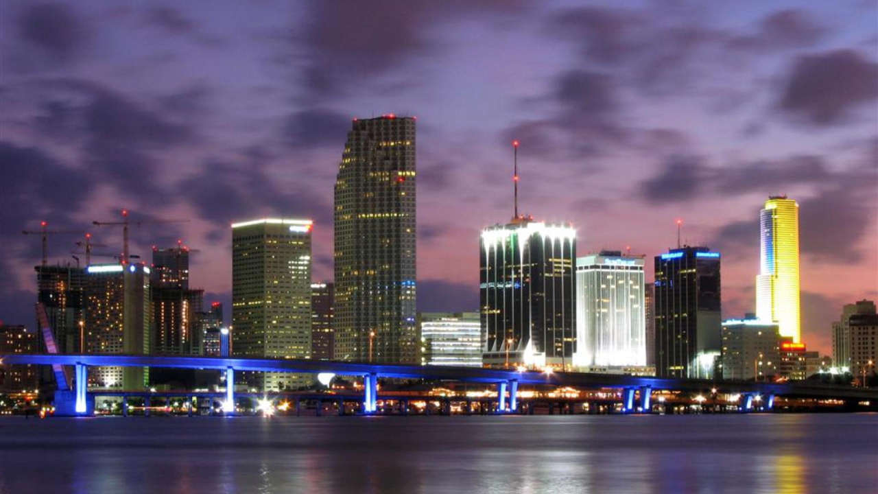Screenshot №1 pro téma Miami Skyline Dusk 1280x720