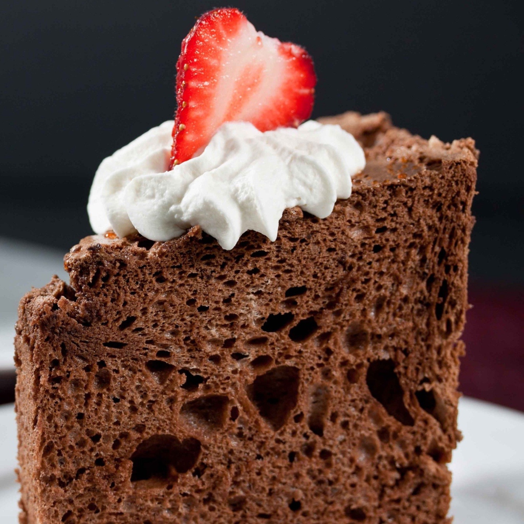 Fondo de pantalla Strawberry And Cream Chocolate Cake 1024x1024