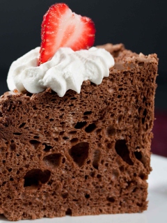 Screenshot №1 pro téma Strawberry And Cream Chocolate Cake 240x320