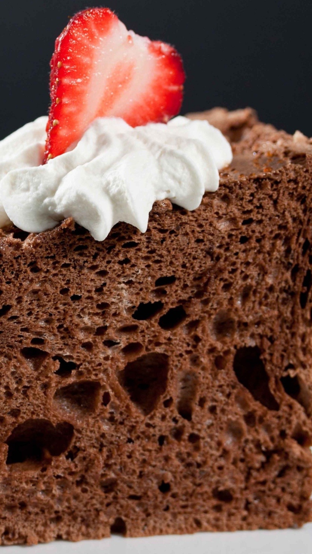 Das Strawberry And Cream Chocolate Cake Wallpaper 640x1136