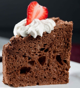 Kostenloses Strawberry And Cream Chocolate Cake Wallpaper für iPad mini