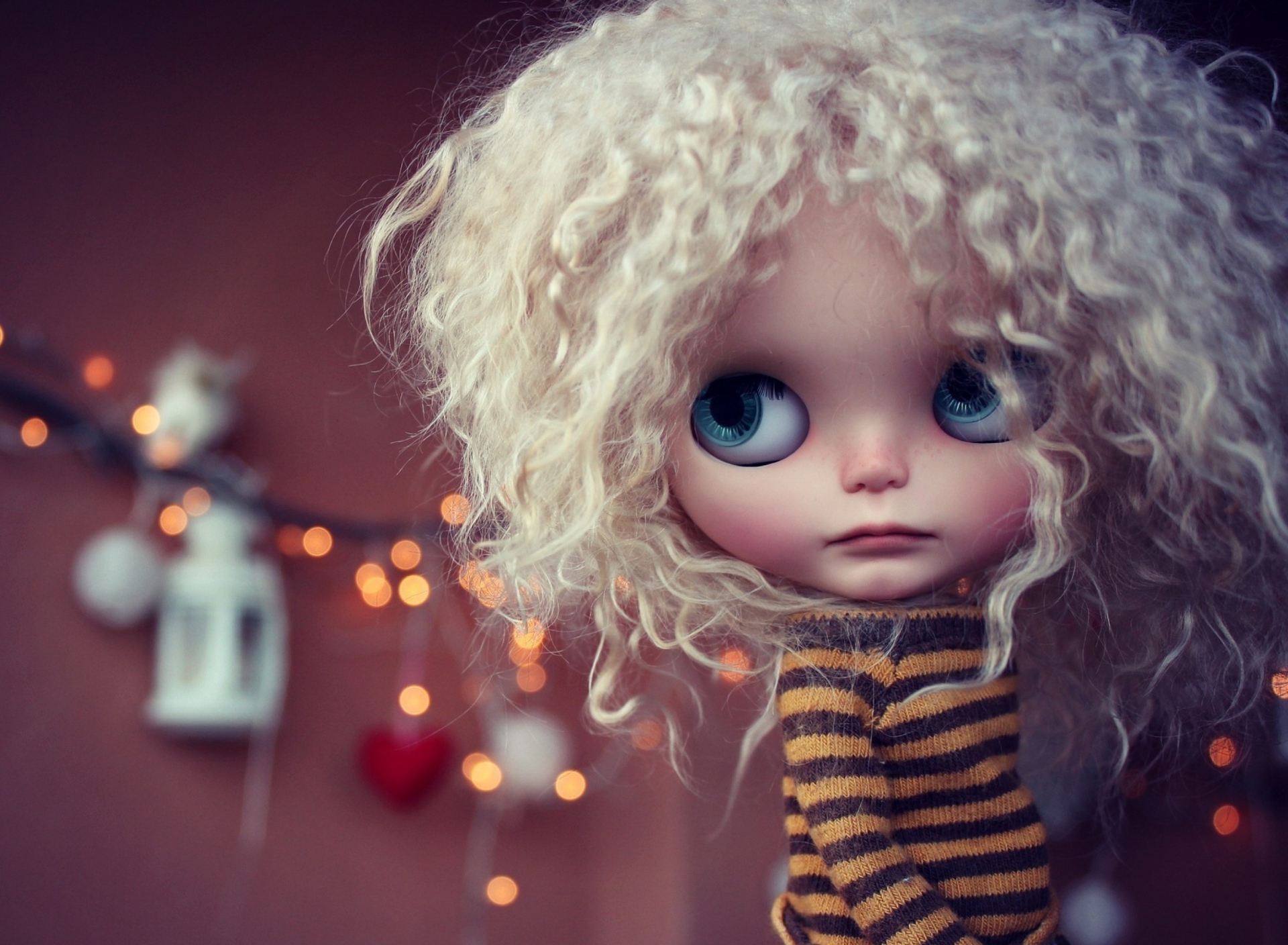Fondo de pantalla Cute Curly Doll 1920x1408