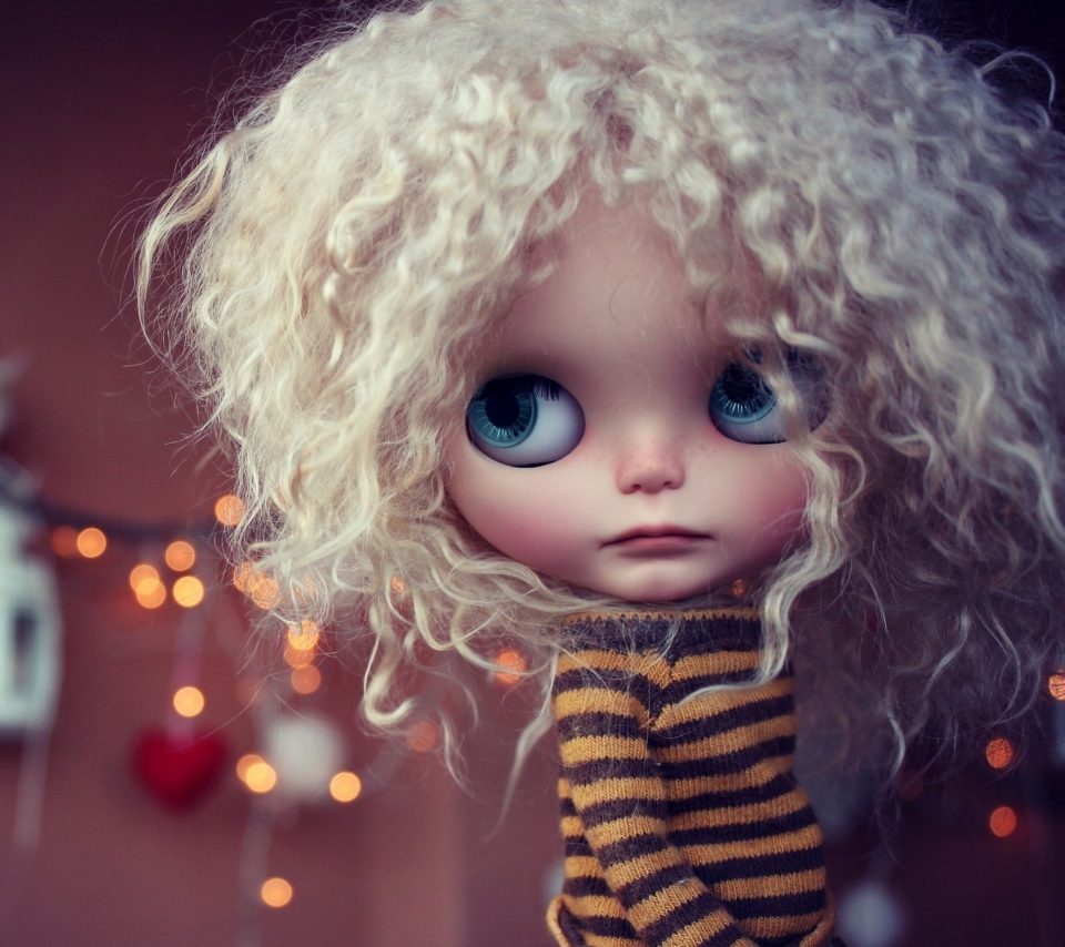 Fondo de pantalla Cute Curly Doll 960x854