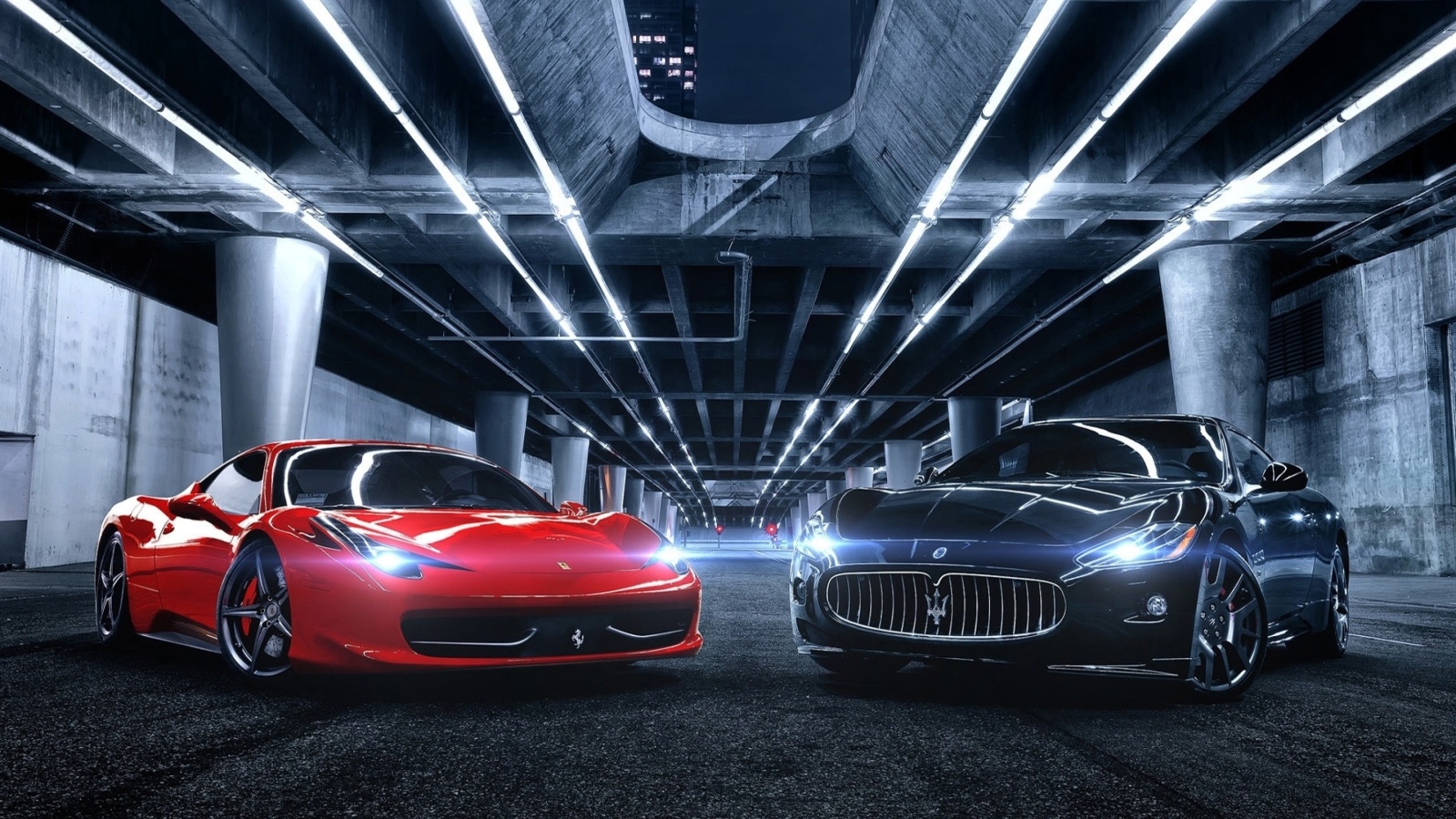 Fondo de pantalla Ferrari compare Maserati 1600x900