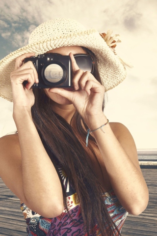 Screenshot №1 pro téma Cute Photographer In Straw Hat 320x480