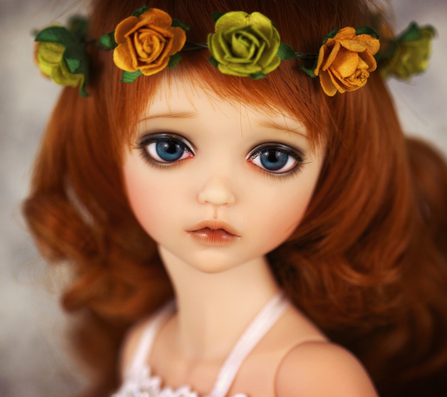 Screenshot №1 pro téma Redhead Doll With Flower Crown 1440x1280
