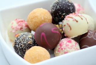 Colorful Chocolate Pralines sfondi gratuiti per cellulari Android, iPhone, iPad e desktop