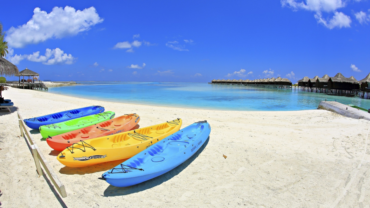 Screenshot №1 pro téma Colorful Boats At Maldives Beach 1280x720