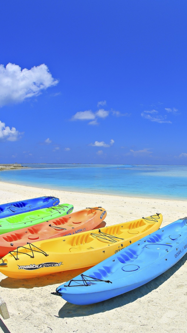 Screenshot №1 pro téma Colorful Boats At Maldives Beach 640x1136