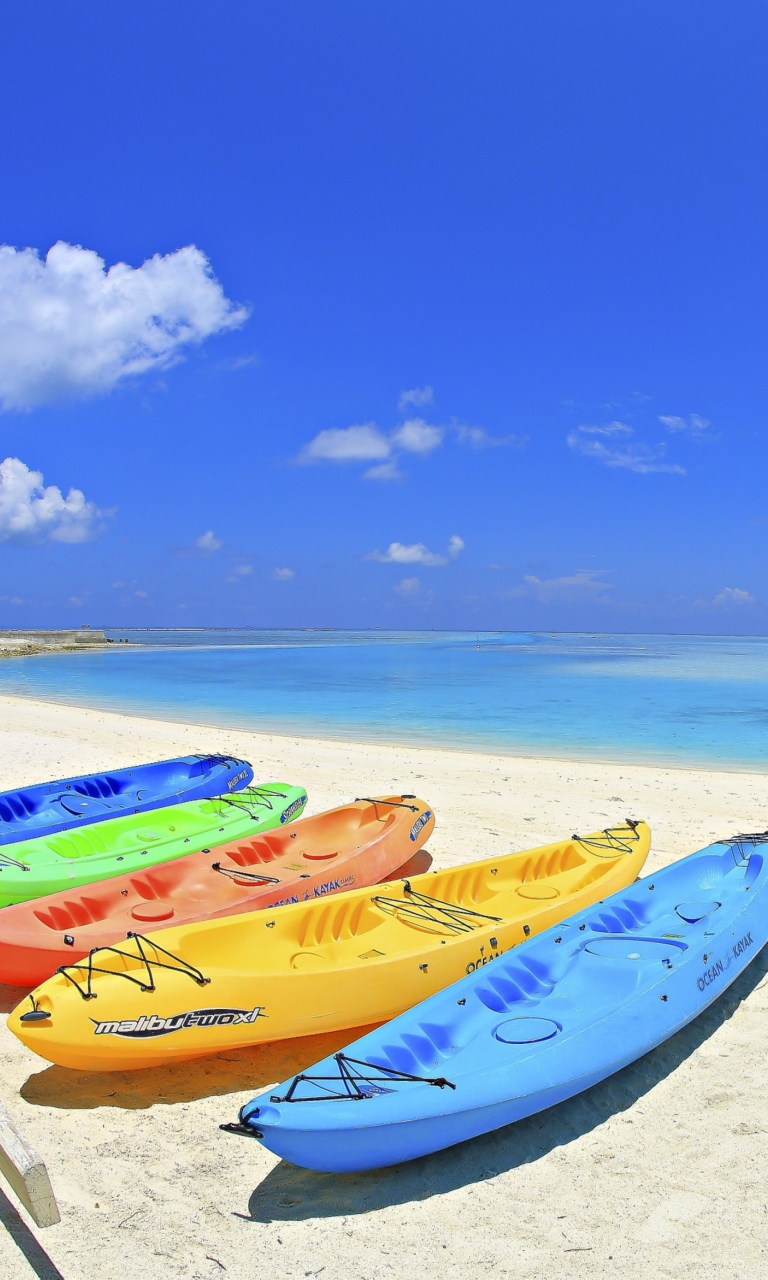 Sfondi Colorful Boats At Maldives Beach 768x1280