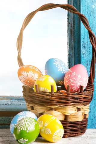 Fondo de pantalla Easter eggs in basket 320x480
