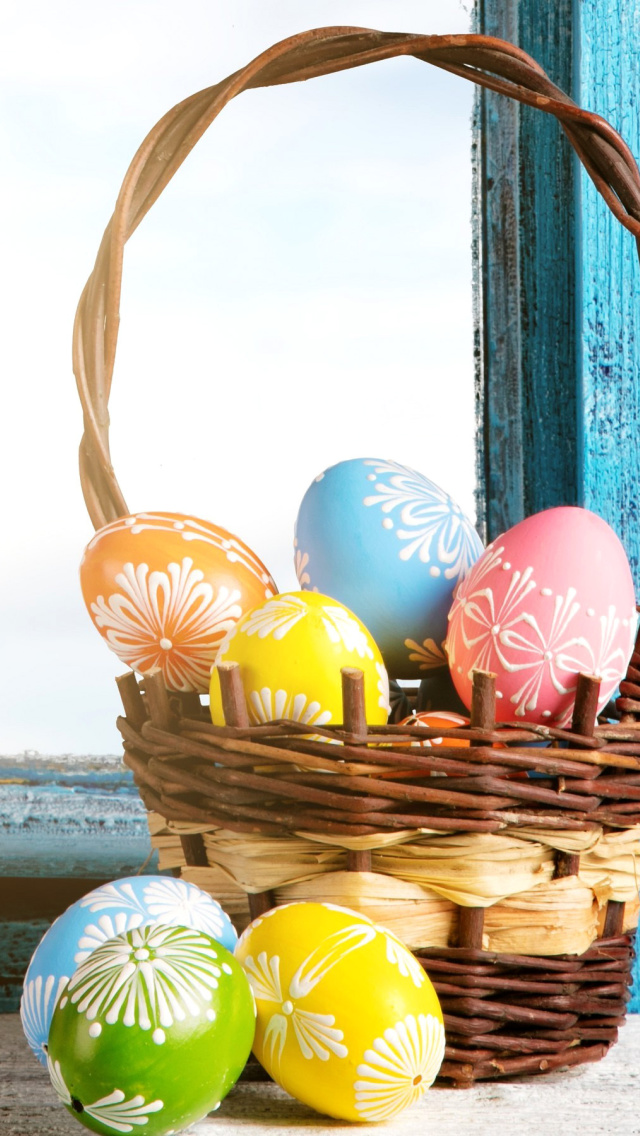 Обои Easter eggs in basket 640x1136
