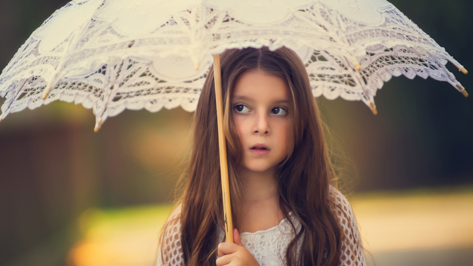 Girl With Lace Umbrella wallpaper 1600x900