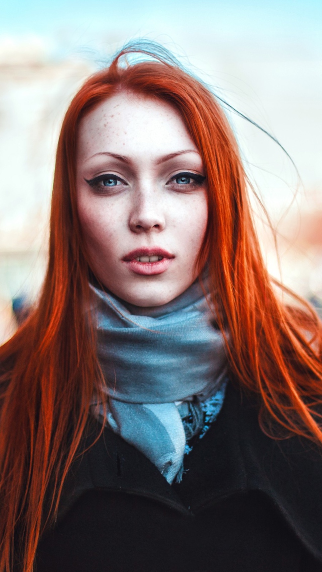 Fondo de pantalla Gorgeous Redhead Girl 640x1136