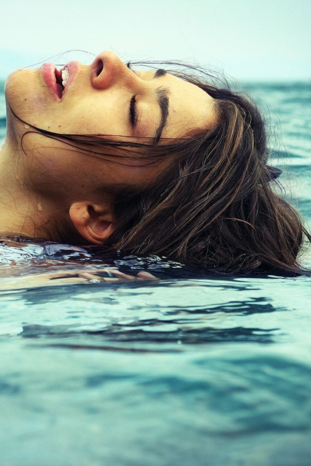 Swimming wallpaper 640x960